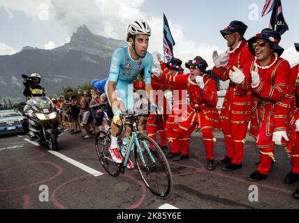 L'italiano Fabio Aru Team Astana sale la Cote du Domancy da Salanches a Megeve per arrivare 3rd° sul palco mentre i fan britannici impazziscono Foto Stock