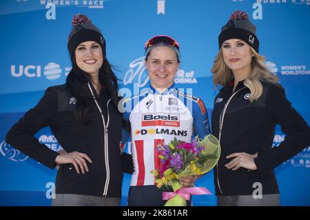 Megan Guarnier, vincitore della fase 1 sul podio per Boels-Dolmans, (foto di Casey B. Gibson) Foto Stock