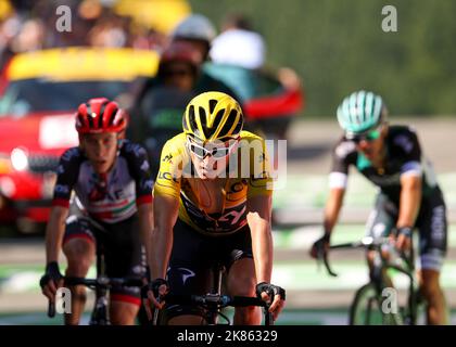 Il Welshman Geraint Thomas (cielo) attraversa la linea a la Planche des Bellie filles essendo stato abbandonato negli ultimi chilometri Foto Stock