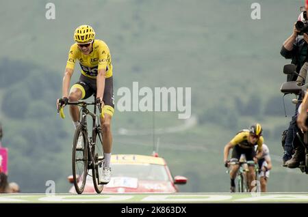 Chris Froome del Team Sky in Gran Bretagna perde la sua leadership assoluta mentre attraversa il traguardo con Dan Martin in primo piano al vertice del Peyragudes per la 12th tappa del Tour de France 2017 Foto Stock