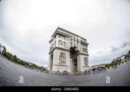 Chris Froome (giallo) di Team Sky davanti all'Arco di Trionfo Foto Stock