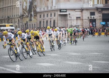 Chris Froome (giallo) di Team Sky in azione Foto Stock