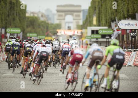 Il giro in pelotone degli Champs Elysee a Parigi per la tappa finale delle corse - fase 21 - Tour de France 2017 Foto Stock