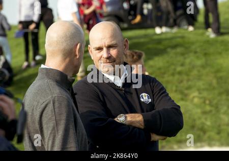 Il capitano europeo Thomas Bjorn e il capitano americano Jim Furyk partecipano a un evento mediatico per il campo della Ryder Cup del prossimo anno, con una squadra con i juniors della squadra FFG Elite in una sfida speciale su cinque buche di le Golf National (1st, 15th, 16th, 17th e 18th). Guardato da una miriade di spettatori, tra cui centinaia di bambini provenienti da scuole della zona Foto Stock