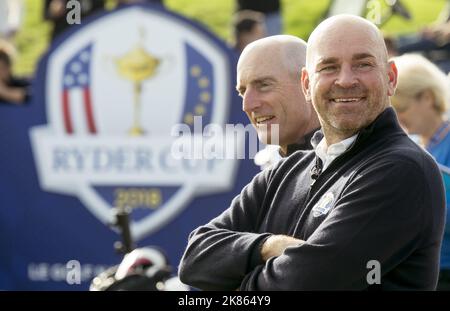 Il capitano europeo Thomas Bjorn e il capitano americano Jim Furyk partecipano a un evento mediatico per il campo della Ryder Cup del prossimo anno, con una squadra con i juniors della squadra FFG Elite in una sfida speciale su cinque buche di le Golf National (1st, 15th, 16th, 17th e 18th). Guardato da una miriade di spettatori, tra cui centinaia di bambini provenienti da scuole della zona Foto Stock