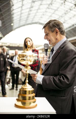 Jean Pierre Jouyet - UK - l'ambasciatore francese si trova accanto alla Ryder Cup in mostra alla Ryder Cup Media Call - Rendezvous King Cross Train Station UK per la Ryder Cup francese 2018 che si tiene al Golf le National. Foto Stock