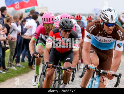 Greg Van Avermaet (BMC Racing Team) guida Taylor Phinney (EF Education First Drapac) fuori dal settore BersŽe PavŽ Foto Stock