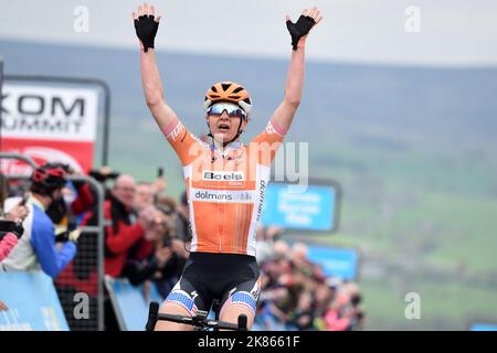 Boels-Dolmans' Megan Guarnier celebra come lei attraversa la linea per vincere la tappa durante il giorno due di ASDA donna Tour de Yorkshire da Barnsley a Ilkley. Foto Stock