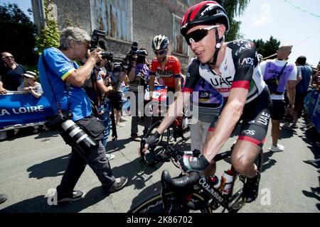 Dan Martin del Team Emirati Arabi Uniti si guida fino all'inizio della gara Foto Stock