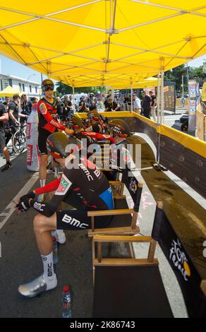 La squadra vincente . BMC Racing Team Richie Porte, Patrick Bevan, Damiano Caruso, Simmon Gerrans, Stefan Kung, Michael Schar, Greg Van Avermaet, Teejay VanGarderen, Joseph Rosskopf, Dylan Teuns siede nella zona d'attesa prima della gara. Foto Stock