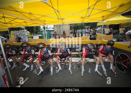 La squadra vincente . BMC Racing Team Richie Porte, Patrick Bevan, Damiano Caruso, Simon Gerrans, Stefan Kung, Michael Schar, Greg Van Avermaet, Teejay VanGarderen, Joseph Rosskopf, Dylan Teuns siede nella zona d'attesa prima della gara. Foto Stock