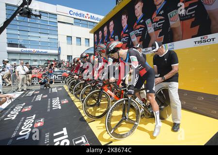 La squadra vincente . BMC Racing Team Richie Porte, Patrick Bevan, Damiano Caruso, Simon Gerrans, Stefan Kung, Michael Schar, Greg Van Avermaet, Teejay VanGarderen, Joseph Rosskopf, Dylan Teuns siede nella zona d'attesa prima della gara. Foto Stock