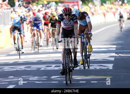 DaN Martin (UAE Team Emirates) durante uno sprint in salita per il traguardo, battendo Pierre Latour (AG2R) fino alla linea durante la tappa 6 del Tour de France da Brest a Mur-de-Bretagne Guerledan Foto Stock