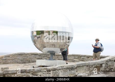 Sydney, Australia. 21st ottobre 2022. La mostra scultura sul mare torna per la prima volta in tre anni alla passeggiata costiera del 2km tra Bondi e Tamarama ed è stata ufficialmente aperta al pubblico oggi. Nella foto: 'Lens' di Joel Adler. Credit: Richard Milnes/Alamy Live News Foto Stock