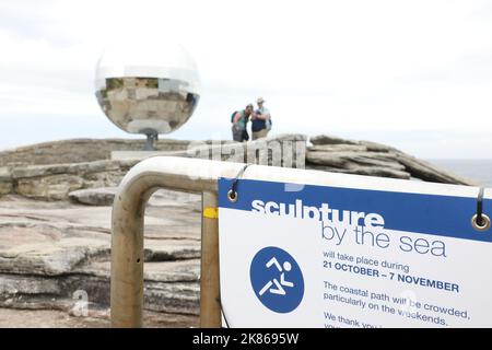 Sydney, Australia. 21st ottobre 2022. La mostra scultura sul mare torna per la prima volta in tre anni alla passeggiata costiera del 2km tra Bondi e Tamarama ed è stata ufficialmente aperta al pubblico oggi. Nella foto: 'Lens' di Joel Adler. Credit: Richard Milnes/Alamy Live News Foto Stock