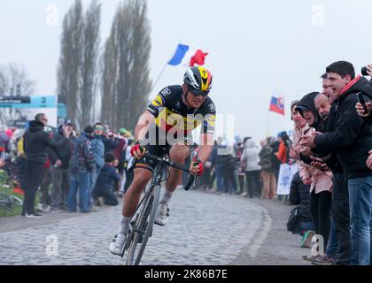 Il campione nazionale belga Yves Lampert (Deceuuninck Quick Step) insegue duramente la gara di Parigi Roubaix 2019 a Parigi, in Francia, il 14 aprile 2019. Foto Stock