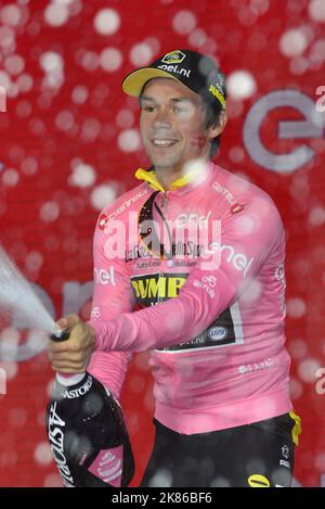 Primoz Roglic vince il palco ed è la prima maglia rosa Foto Stock