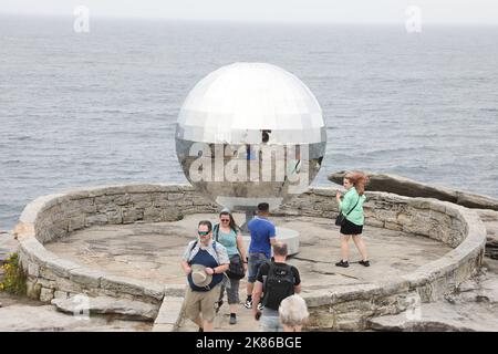 Sydney, Australia. 21st ottobre 2022. La mostra scultura sul mare torna per la prima volta in tre anni alla passeggiata costiera del 2km tra Bondi e Tamarama ed è stata ufficialmente aperta al pubblico oggi. Nella foto: 'Lens' di Joel Adler. Credit: Richard Milnes/Alamy Live News Foto Stock