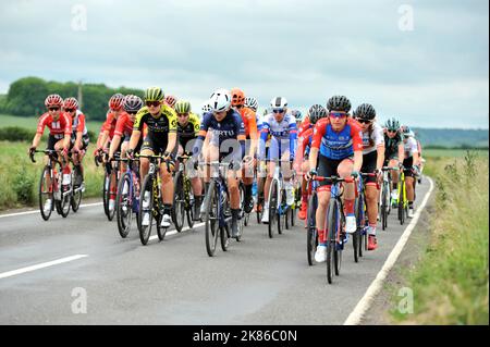 I ciclisti passano da Goring-on-thames, South Oxfordshire, durante la fase 3 dell'OVO Energy Womens Tour, South Oxfordshire, Regno Unito. 12 giugno 2019 Foto Stock