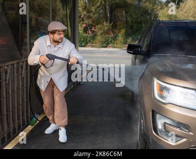 Ama la sua auto. Uomo lavaggio auto. Foto Stock