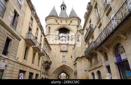 BORDEAUX, FRANCIA - 4 GIUGNO 2022: La Grosse cloche porta storica a Bordeaux, Francia Foto Stock