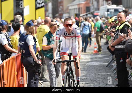 L'irlandese Dan Martin guida per il team Emirates degli Emirati Arabi Uniti all'inizio della gara Foto Stock