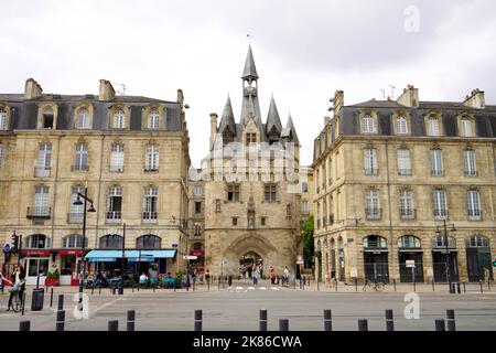 BORDEAUX, FRANCIA - 4 GIUGNO 2022: Bordeaux bellissimo paesaggio urbano con Porte Cailhau, Bordeaux, Francia Foto Stock