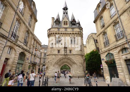 BORDEAUX, FRANCIA - 4 GIUGNO 2022: Bordeaux bellissimo paesaggio urbano con Porte Cailhau, Bordeaux, Francia Foto Stock