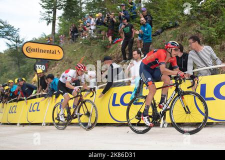 Il belga Dylan Teuns del Bahrain-Merida vince la tappa seguita dall'italiano Giulio Ciccone di Trek-Segafredo che prende il comando assoluto nel Tour de France 2019 tappa 6 - Mulhouse a la Planche des Belle Filles Foto Stock