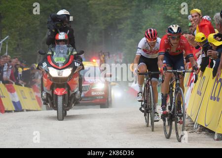 Il belga Dylan Teuns del Bahrain-Merida vince la tappa seguita dall'italiano Giulio Ciccone di Trek-Segafredo che prende il comando assoluto nel Tour de France 2019 tappa 6 - Mulhouse a la Planche des Belle Filles Foto Stock