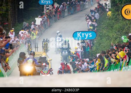 Il belga Dylan Teuns del Bahrain-Merida vince la tappa seguita dall'italiano Giulio Ciccone di Trek-Segafredo che prende il comando assoluto nel Tour de France 2019 tappa 6 - Mulhouse a la Planche des Belle Filles Foto Stock