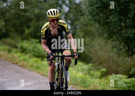 Il Gran Bretagna Simon Yates per il team Mitchelton Scott sale gli ultimi km della gara da Limoux a Foix per vincere la tappa 15 del Tour de France 2019 Foto Stock