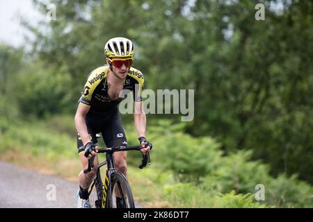 Il Gran Bretagna Simon Yates per il team Mitchelton Scott sale gli ultimi km della gara da Limoux a Foix per vincere la tappa 15 del Tour de France 2019. Foto Stock