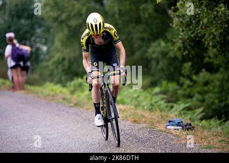 Il Gran Bretagna Simon Yates per il team Mitchelton Scott sale gli ultimi km della gara da Limoux a Foix per vincere la tappa 15 del Tour de France 2019. Foto Stock