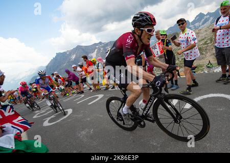 Geraint Thomas della Gran Bretagna sale sul col du Galibier dopo aver attaccato negli ultimi km del Tour de France 2019 fase 18 - Embrun a Valloire Foto Stock