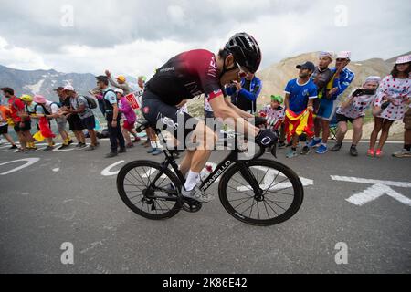 Geraint Thomas della Gran Bretagna sale sul col du Galibier dopo aver attaccato negli ultimi km del Tour de France 2019 fase 18 - Embrun a Valloire Foto Stock