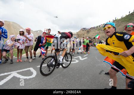 Geraint Thomas della Gran Bretagna sale sul col du Galibier dopo aver attaccato negli ultimi km del Tour de France 2019 fase 18 - Embrun a Valloire Foto Stock