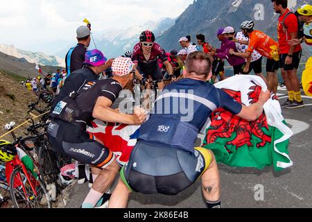 Geraint Thomas della Gran Bretagna sale sul col du Galibier dopo aver attaccato negli ultimi km del Tour de France 2019 fase 18 - Embrun a Valloire Foto Stock