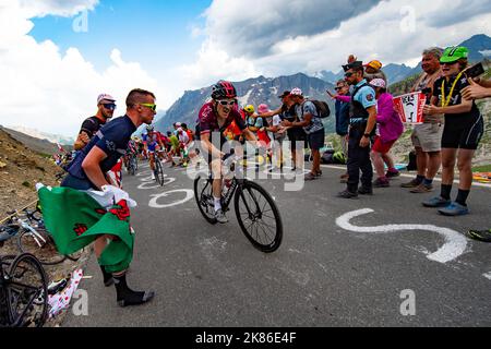 Geraint Thomas della Gran Bretagna sale sul col du Galibier dopo aver attaccato negli ultimi km del Tour de France 2019 fase 18 - Embrun a Valloire Foto Stock