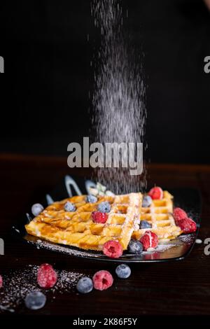 Waffle Liegi belgi primo piano con bacche, mirtilli lamponi di atene Foto Stock