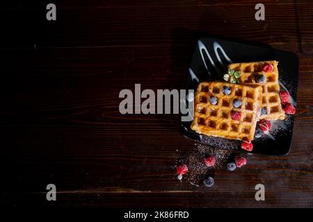 Waffle belgi Liegi con bacche, mirtilli mirtilli di atene lamponi mirtilli Foto Stock