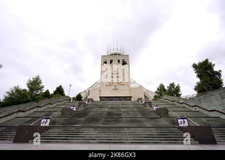 LIVERPOOL, Regno Unito - 14 LUGLIO 2022: Le scale che conducono alla Cattedrale Metropolitana di Liverpool in Inghilterra, Regno Unito Foto Stock