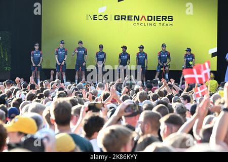 (Da sinistra a destra) Adam Yates di Gran Bretagna e INEOS Grenadiers, Dylan van Baarle dei Paesi Bassi e INEOS Grenadiers, Luke Rowe di Gran Bretagna e INEOS Grenadiers, Thomas Pidcock di Gran Bretagna e INEOS Grenadiers, Jonathan Castroviejo di Spagna e INEOS Grenadiers, Daniel Martinez di Colombia e INEOS Grenadiers, Filippo Ganna d'Italia e INEOS Grenadiers e Geraint Thomas di Gran Bretagna e INEOS Grenadiers visti sul palco durante le presentazioni del Team in vista del Tour De France di Copenaghen Foto Stock