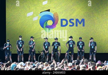 (Da sinistra a destra) Kevin Vermaerke degli Stati Uniti e del Team DSM, Martijn Tusveld dei Paesi Bassi e del Team DSM, Andreas Leknessund della Norvegia e del Team DSM, Christopher Hamilton dell'Australia e del Team DSM, Nils Eekhoff dei Paesi Bassi e del Team DSM, John Degenkolb della Germania e del Team DSM, Alberto Dainese d’Italia e il Team DSM, Romain e Bardet di Francia e il Team DSM visti sul palco durante le presentazioni del Team davanti al Tour De France di Copenaghen Foto Stock