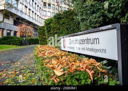 Minden, Germania. 21st Ott 2022. Vista esterna del centro del tribunale con corte del lavoro e corte distrettuale. L'imputato, che è attualmente in fase di processo, si dice di aver chiesto una marcia di fronte alla casa dell'allora amministratore distrettuale Bölling durante una passeggiata contro le misure Corona all'inizio del 2022. Credit: David Inderlied/dpa/Alamy Live News Foto Stock