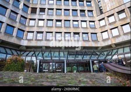 Minden, Germania. 21st Ott 2022. Vista esterna del centro del tribunale con corte del lavoro e corte distrettuale. L'imputato, che è attualmente in fase di processo, si dice di aver chiesto una marcia di fronte alla casa dell'allora amministratore distrettuale Bölling durante una passeggiata contro le misure Corona all'inizio del 2022. Credit: David Inderlied/dpa/Alamy Live News Foto Stock