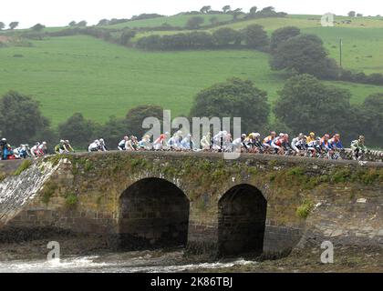 Il peloton passa sopra un ponte fuori Timoleague sulla tappa 3 del Tour of Ireland 2009 Bantry - Cork 168,9kms Foto Stock