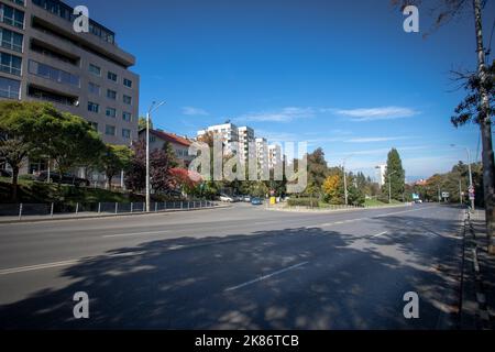 Sofia, Bulgaria - 09 ottobre 2022: Vista di un edificio sul viale Cherni Vrah della capitale, l'edificio è stato costruito alla fine del ventesimo secolo Foto Stock