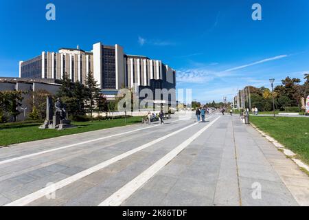 Sofia, Bulgaria - 09 ottobre 2022: Vista del 'Palazzo popolare della Cultura, costruito nel 1979 del ventesimo secolo. L'edificio è un risultato di Foto Stock