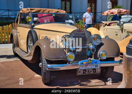 BADEN BADEN BADEN, GERMANIA - LUGLIO 2022: Beige Horch 12 600 670 1931, incontro oldtimer a Kurpark. Foto Stock